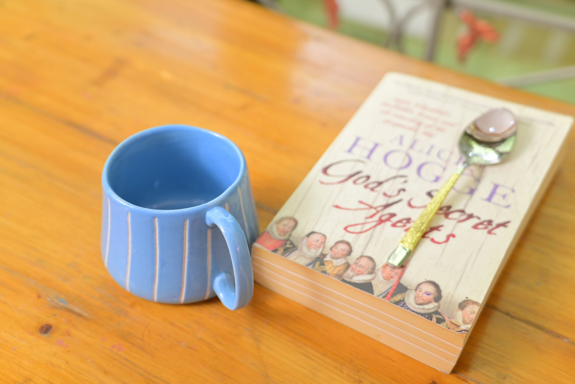 Large Handcrafted Ceramic Mug – Traditional Design